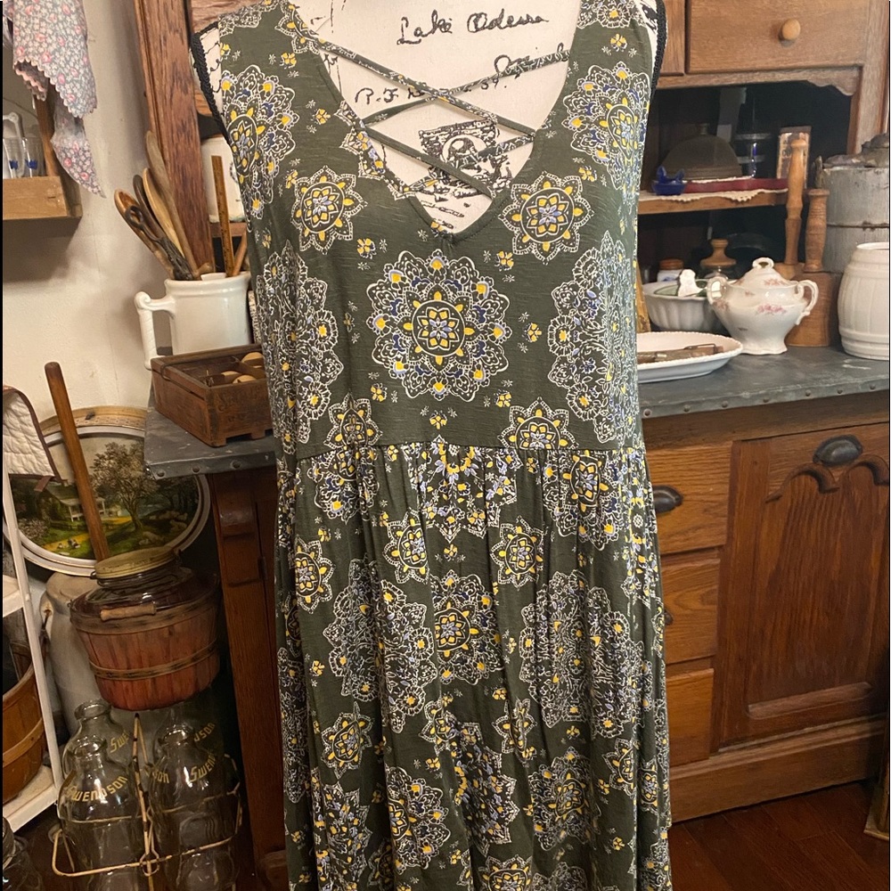 Torrid sleeveless shirt with handkerchief hem